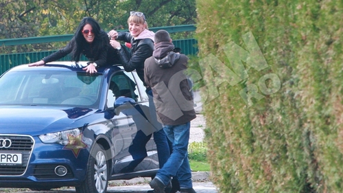 Ce fac o blonda si o bruneta cu o masina sport? Adelina Pestritu, sedusa in imagini de Roxana Ciuhulescu