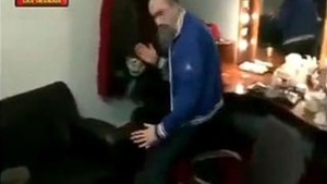 VIDEO O femeie "ia somn" dupa ce trezeste  un distrus care se da karatist!