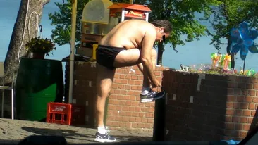 Gogule, probleme? Un bucurestean in slip a facut spectacol in Parcul Herastru!