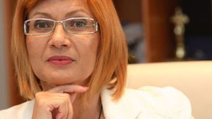 Fosta soţie a multimilionarului care a dărâmat piaţa asigurărilor umblă cu gărzi de corp până şi la coafor. E păzită ca preşedintele Iohannis! Carmen Adamescu nu coboară din maşină până nu se eliberează strada total, iar trei agenţi de securitate o supraveghează non-stop