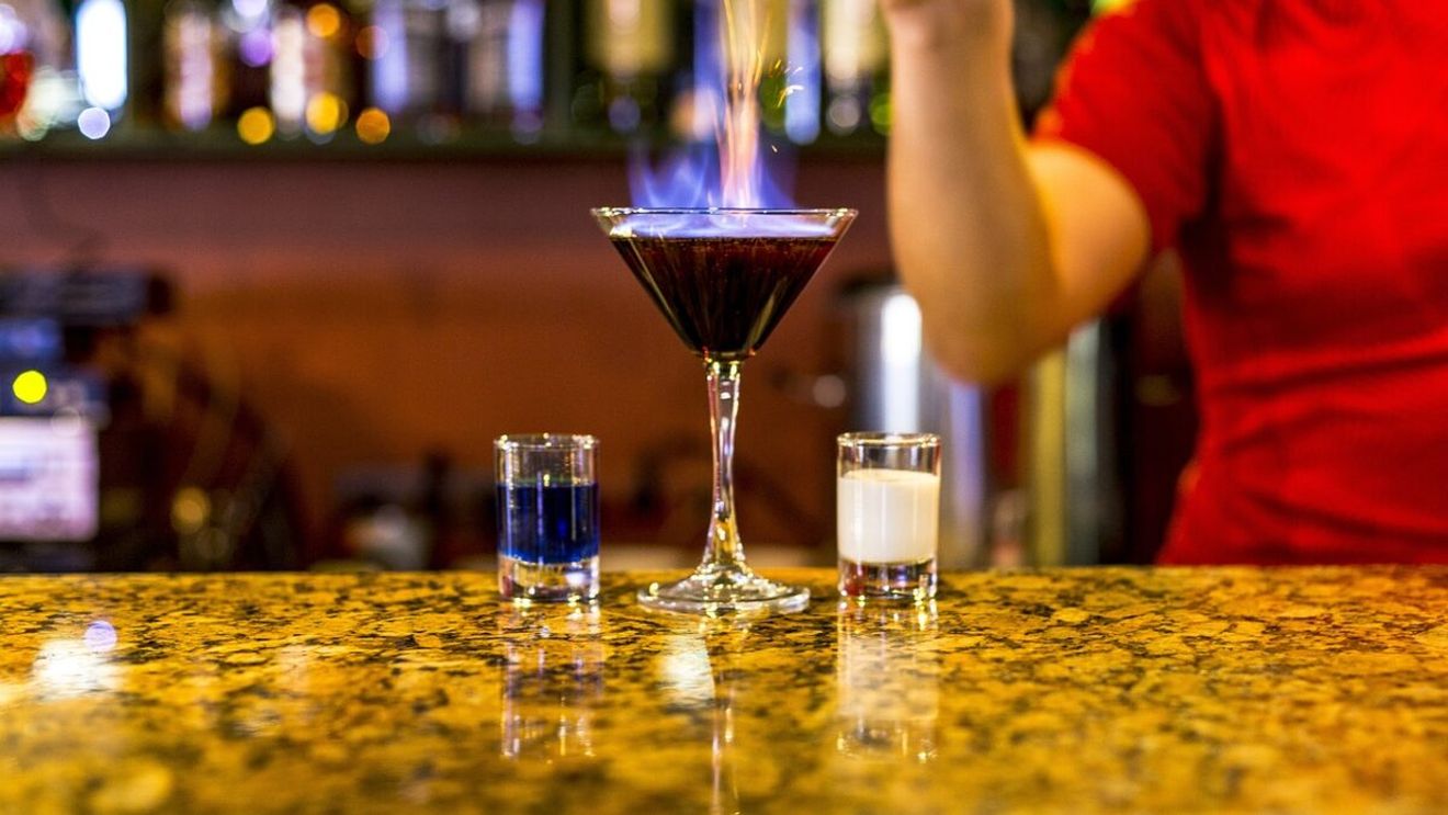 Suma uriașă pe care o câștigă un ospătar doar din bacșiș, la un club de fițe de pe litoralul românesc