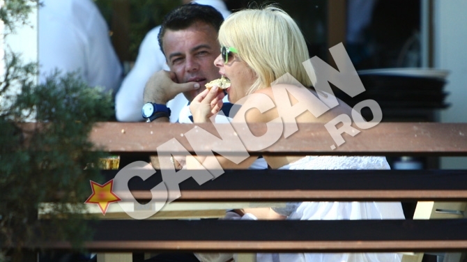 Iuliana Marciuc il hraneste pe Adrian Enache ca pe un bebelus. Mananca cu gura plina