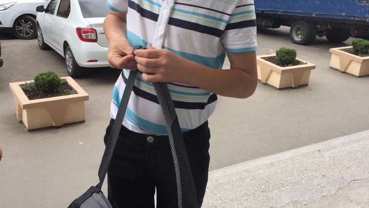 Povestea tulburătoare din spatele imaginilor! Ce vindea acest băiețel chiar în centrul Chișinăului! FOTO