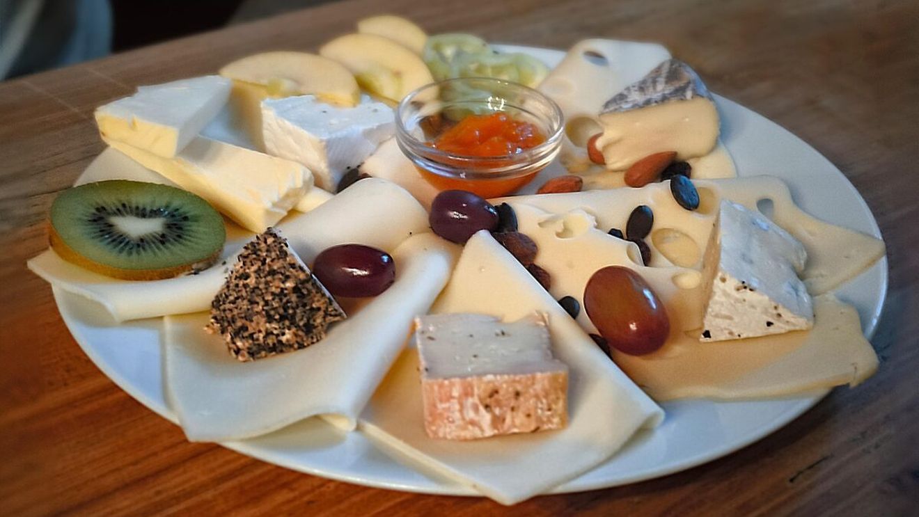 Ce conține, de fapt, brânza topită „La Vache qui rit”? Diferența între variantele pline de aditivi și acest produs