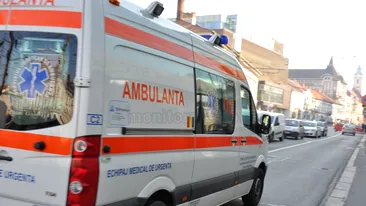 O ambulanță care transporta pacienți la dializă a fost lovită de o mașină. Cinci persoane rănite