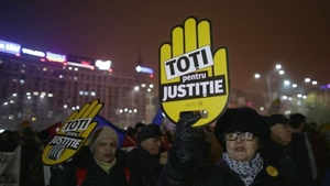 Zeci de mii de oameni în stradă, la Bucureşti şi principalele oraşe din ţară. Se cere demisia Guvernului