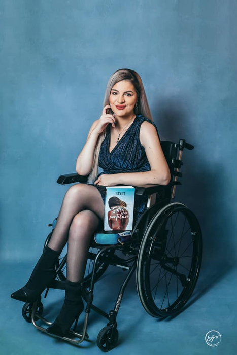 Imobilizată în scaunul cu rotile după accident, Andreea Lichi are nevoie de ajutorul nostru: “Încă sper că voi păși din nou. Vă rog să fiți alături de mine”. Poți deveni ușor îngerul păzitor al autoarei