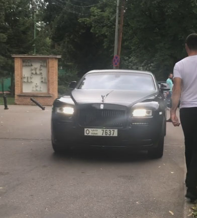 Cosmin Olăroiu a coborât la costum din Rolls și a dat bacșiș 50 €!