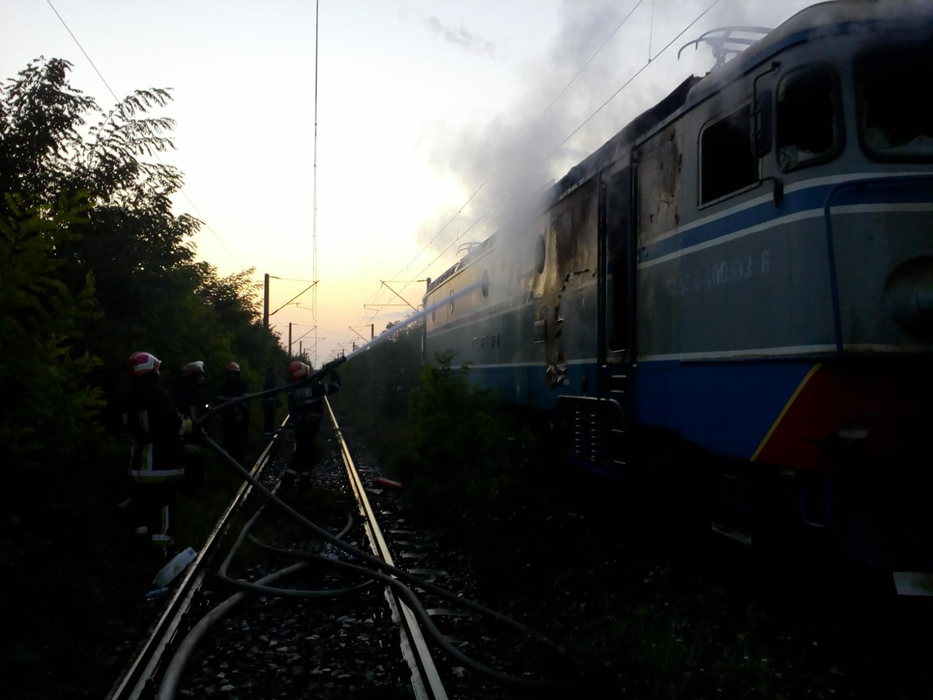 Tren în flăcări, în Prahova! Pompierii intervin cu mai multe autospeciale
