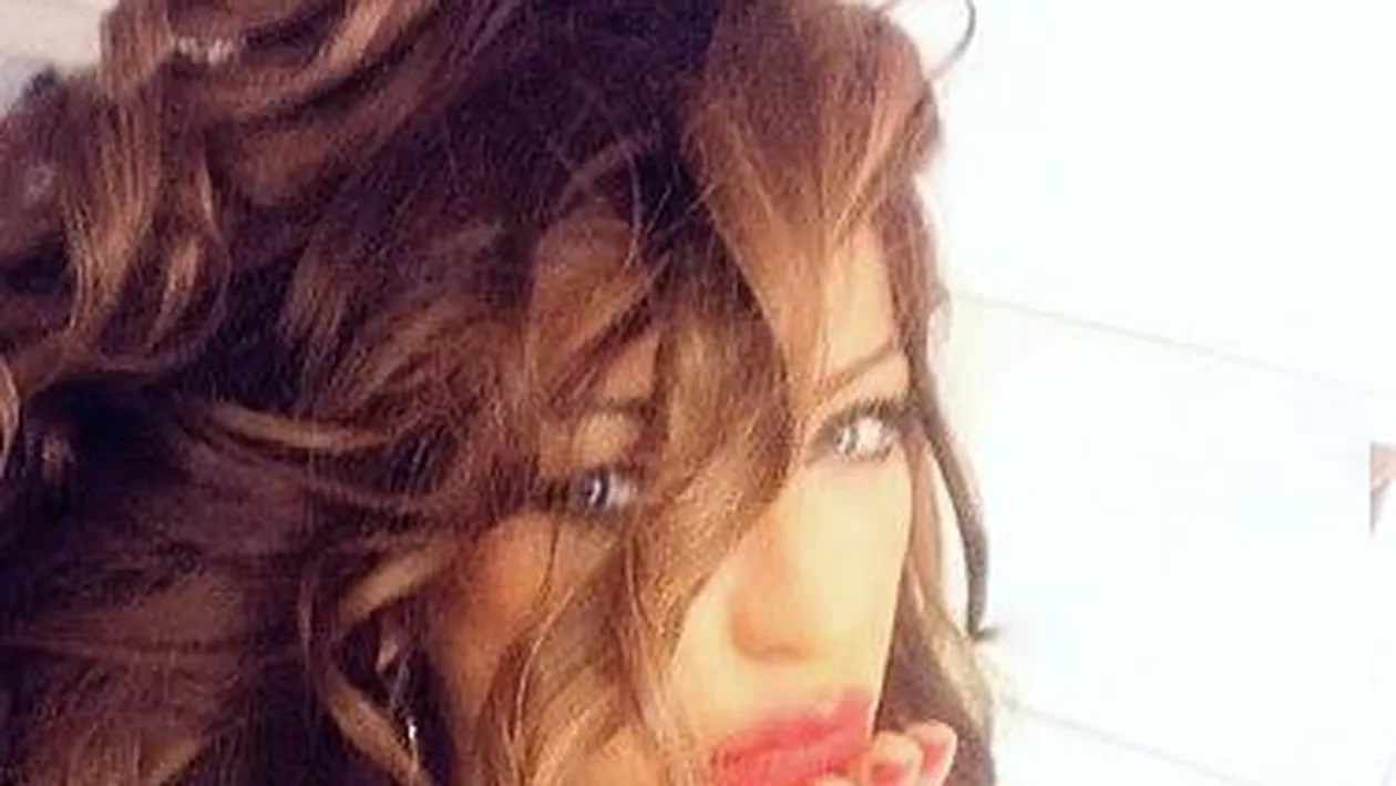 Bianca Drăguşanu, cu pisicuţa la vedere! Uite în ce ipostaze afectuoase s-a lăsat pozată roşcata!