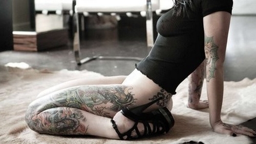 Vara asta se poarta tatuajele! Vezi cum arata cele mai sexy femei pictate pe tot corpul!