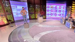 Striptease în timpul emisiunii Mirelei Vaida! Asistentul ei şi-a dat jos hainele şi a făcut show