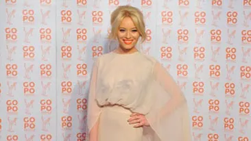 Laura Cosoi, pe covorul rosu intr-o rochie pe care a imprimat o caricatura! Afla de ce a facut aceasta alegere!