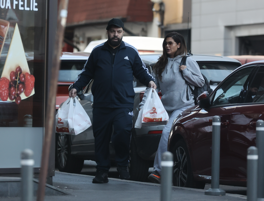 "Regele", încărcat cu mai multe sacoșe (SURSA FOTO: CANCAN.RO)
