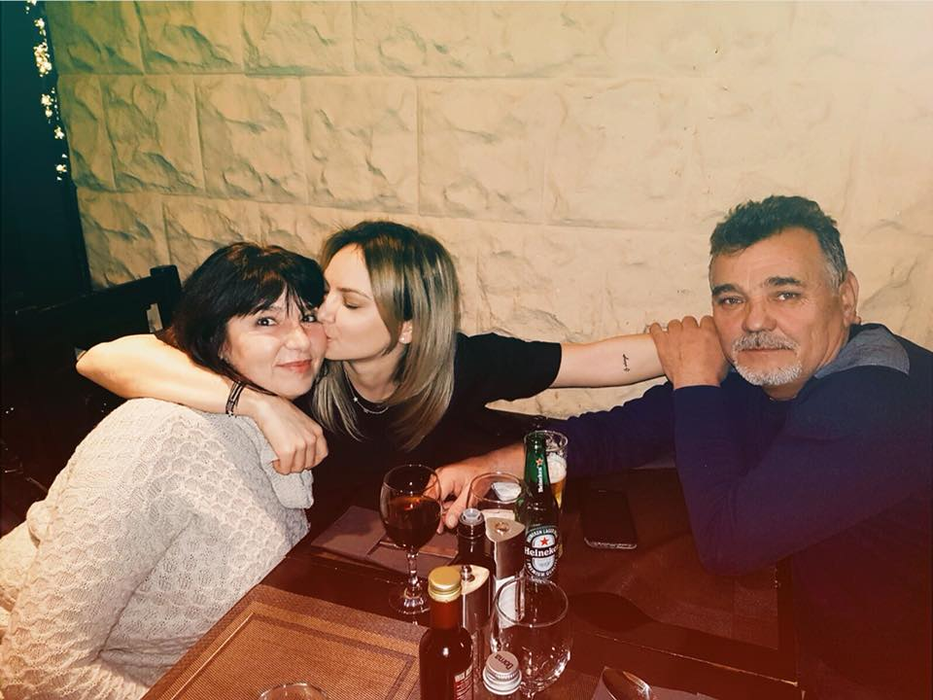 Roxana Ionescu împreună cu părinții ei. Sursa foto: Facebook