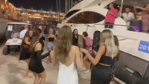 România e prezentă la CM din Qatar! Mai multe “bunăciuni” au făcut senzație, lângă un yacht, și au atras privirile tuturor | VIDEO