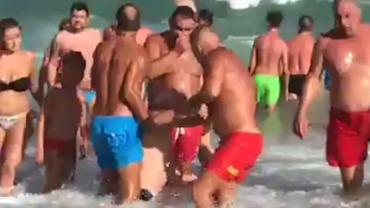 Un politician a fost la un pas să se înece la Eforie Nord. A fost scos din mare în stare de şoc, de patru...