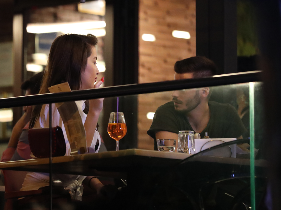 Maria Ale a ieşit în oraş în compania unui tânăr, după ce l-a „tradus“ pe „vânătorul de vedete“ şi s-au despărţit