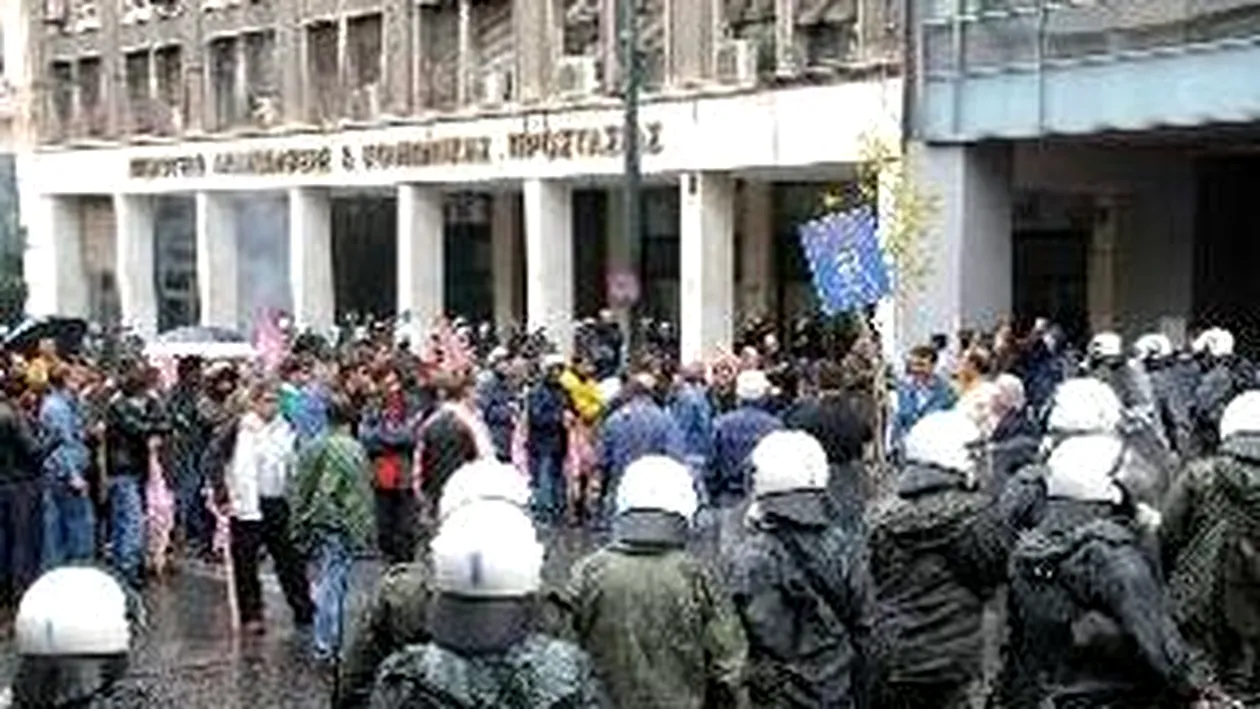 Politia greaca a tras cu grenade lacrimogene asupra manifestantilor, in centrul Atenei