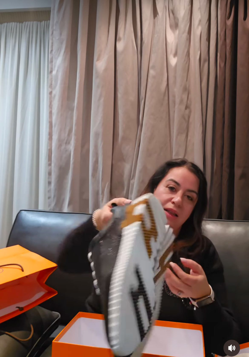 Cât costă, de fapt, adidașii Hermes pe care Oana Roman i-a cumpărat din Franța: ”Măcar mă aleg cu ceva”