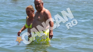 "Nea Popa" s-a mutat de "La Bloc" pe litoral, iar valurile marii i-au adus doua sirene!