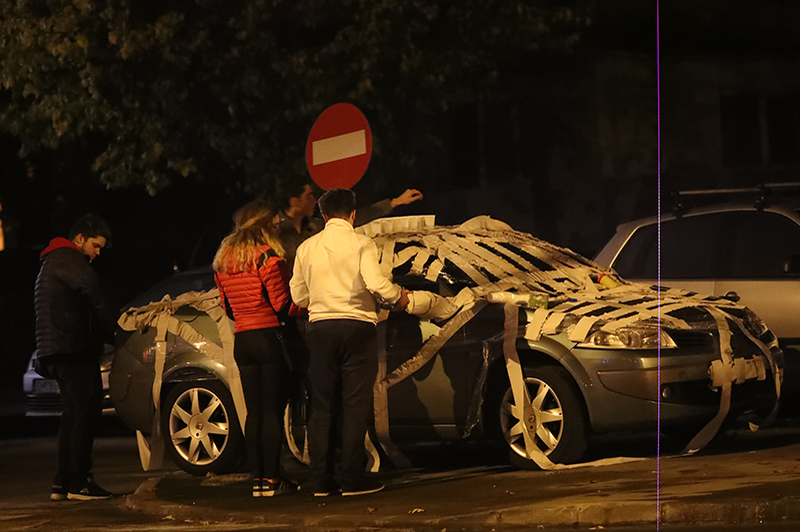 Mașina a fost împachetată în hârtie igienică