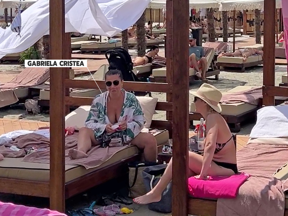 Gabriela Cristea, alături de prietene, la Mamaia