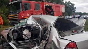 Impact devastator în Târgoviște. Un mort și un rănit în stare gravă, după ce trei mașini s-au făcut praf