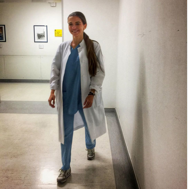 GALERIE FOTO INCENDIARĂ! Îţi stă inima când o vezi în costum de baie! Nu e topmodel, ci… E cea mai sexy-doctoriţă!