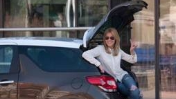 Andreea Ibacka e o şoferiţă atipică. Vezi ce obicei ciudat are de fiecare dată când se află la volan
