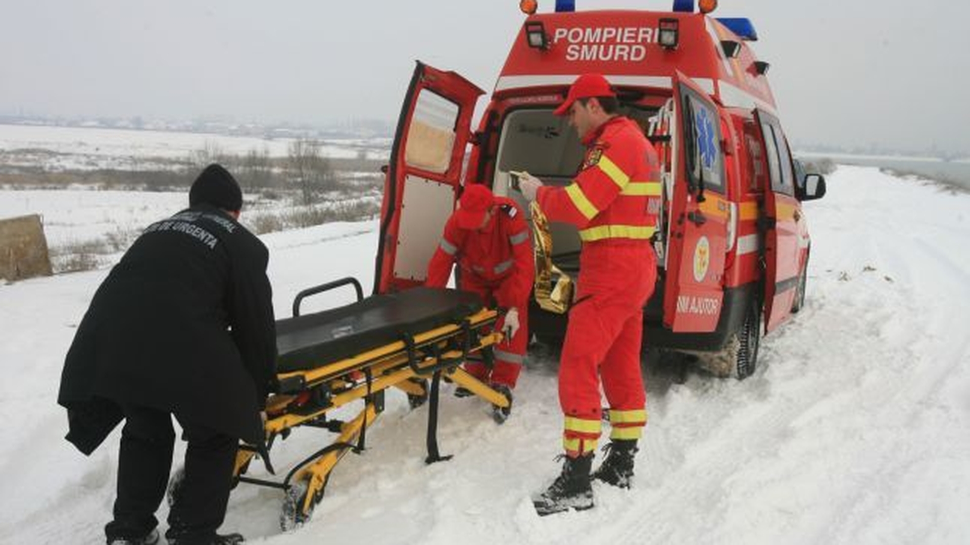 Accident grav în Prahova! O persoană a murit, iar alte două sunt rănite grav după ce maşina s-a izbit de un cap de pod