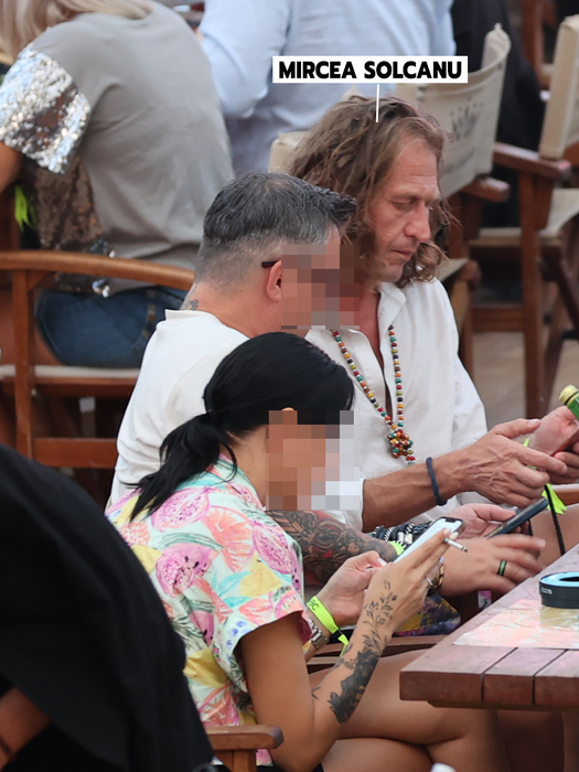Mircea Solcanu stă pe telefon, la masa din clubul de pe litoral (Foto: CANCAN.RO)