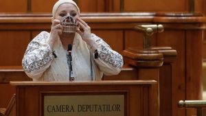 Diana Șoșoacă a intrat în atenția presei din Italia, după ce a apărut cu botniță în Parlament. Senatoarea, asemănată cu Hannibal Lecter