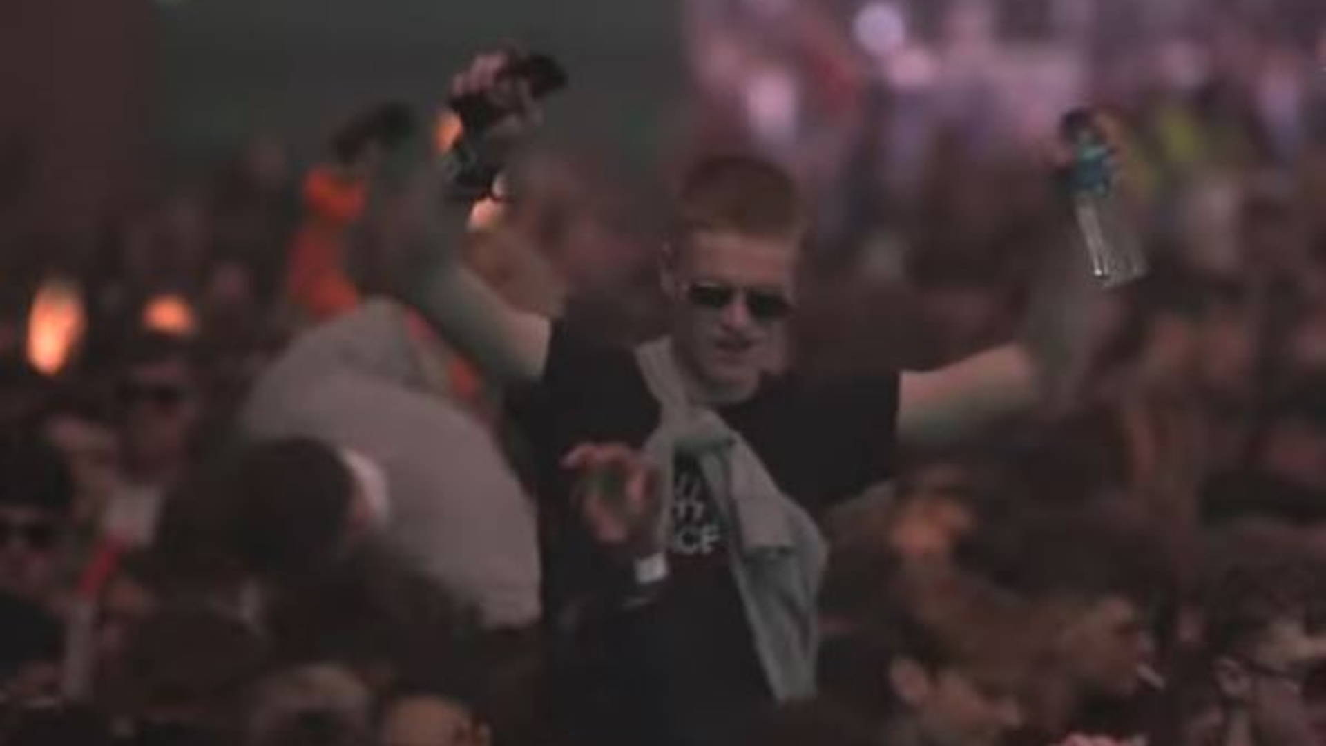 Mega-petrecere fără măști! Mii de tineri s-au înghesuit pe ringul de dans! Imaginile testului experimental, care au făcut înconjurul lumii