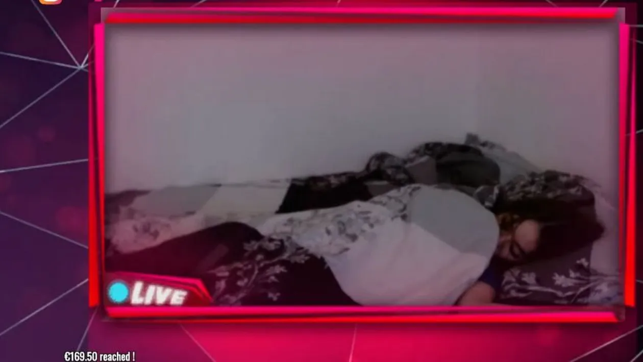 Metoda incredibilă prin care o adolescentă de 15 ani a reușit să fac 800 de lei într-o singură noapte! S-a filmat în timp ce dormea