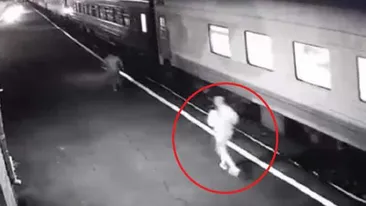 Clipe de coșmar pentru o femeie care încerca să urce într-un tren! A alunecat și i-a fost retezat piciorul