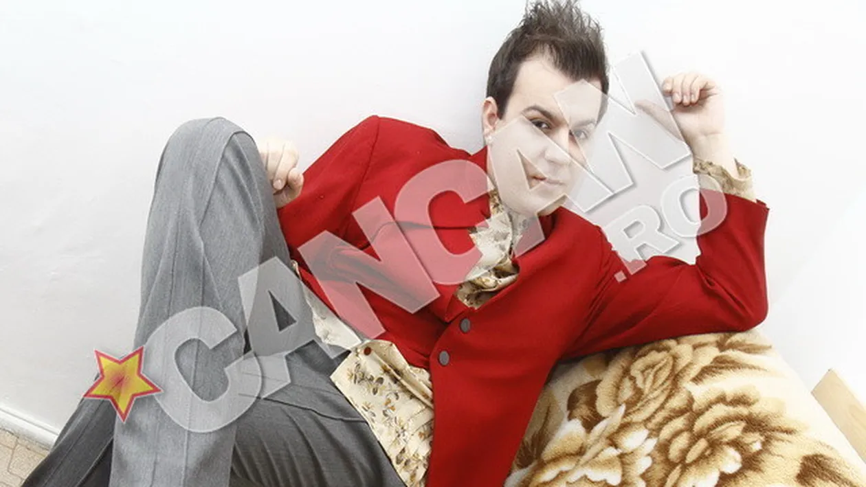 Cantaretul gay s-a imbracat in Craciunita ca sa-si rasfete iubitul! Imaginile care il vor lasa mut pana si pe Mos Craciun