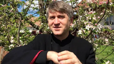 Dintre viata bisericeasca si showbiz a ales… Facebook! N-o sa crezi ce a ajuns sa faca preotul exorcist si cantaret!