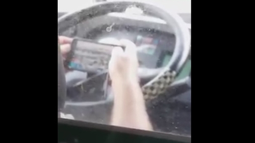 EL este şoferul de autobuz care a ieşit la vânătoare de pokemoni. Surpriză, era la volan! Pasagerii au rămas interzişi: „Scapă cine poate!“