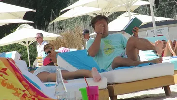 Imagini ”dumnezeieşti” de pe plaja milionarilor. Ginerele lui Videanu face rugăciuni pe şezlong şi nu e glumă!