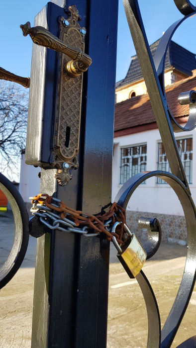 Unul din lanţuri a şi ruginit în aşteptarea stăpânilor domeniului