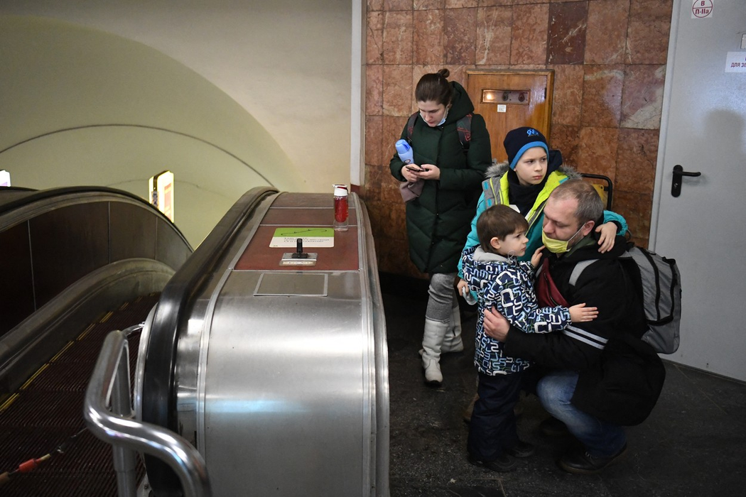 Tatăl își liniștește fiul, în timp ce familia se refugiază într-o stație de metrou din Kiev, în dimineața zilei de 24 februarie 2022. (Sursa foto: profimedia.ro)