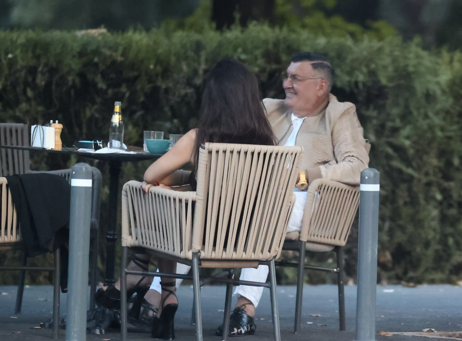 Dan Nicorescu, numai un zâmbet în compania tinerei pe care a "racolat-o"