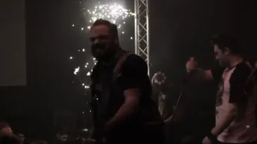 Live din Club Colectiv, cu cateva minute inainte sa inceapa infernul. Goodbye to Gravity canta melodia The Day We Die