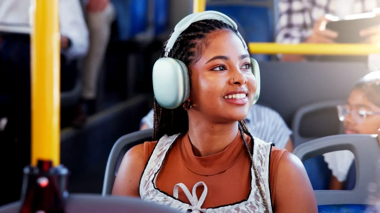 Amenzi uriașe pentru cei care ascultă muzică fără căști în autobuz. S-a pus piciorul în prag!