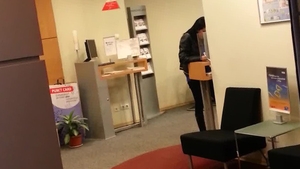 Obrazul subtire cu cheltuiala se tine! Rocsana Marcu scoate un teanc cu bani de la bancomat si ii sparge pe farduri!