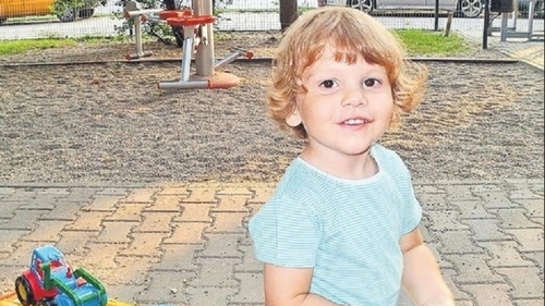 Părinţii lui Ionuţ Anghel se duc în fiecare zi la mormântul micuţului! Mama copilului ucis de câini aranjează mereu locul de veci