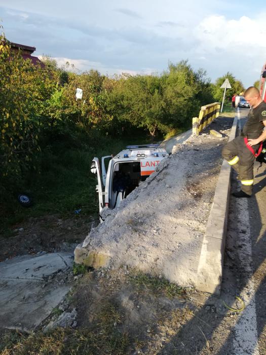 O ambulanță care transporta un pacient cu COVID-19 a fost implicată într-un grav accident în Gorj