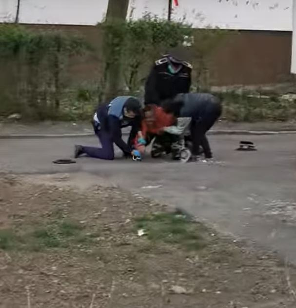Un angajat al Primăriei Bacău a fost încătușat! Ce nereguli au descoperit polițiștii în declarația pe propria răspundere