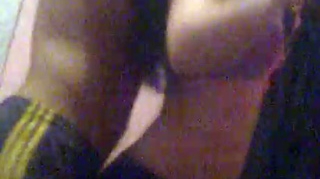 Video incendiar! Cum arata inceputul unui menaj a trois pentru doi cocalari si o pitipoanca - Uite cum se freaca ea de ei pe BUG Mafia si manele